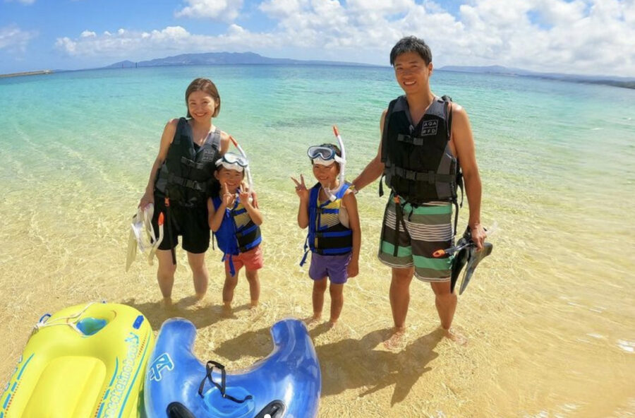 恩納村、ビーチシュノーケリング、子供、家族
