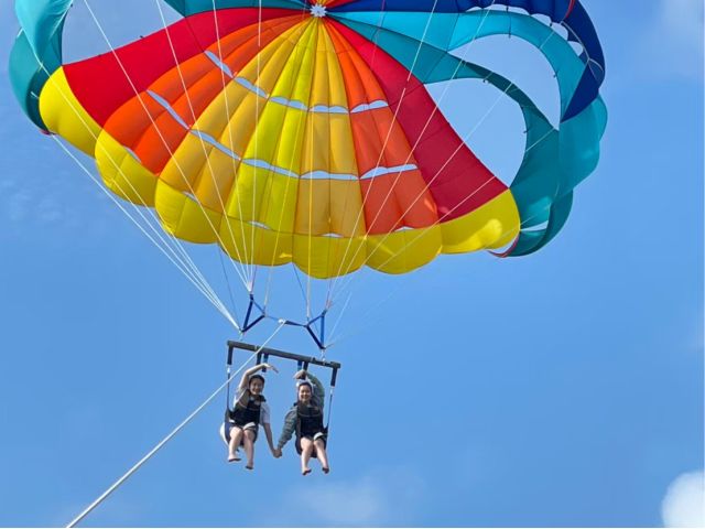 恩納村、パラセーリング