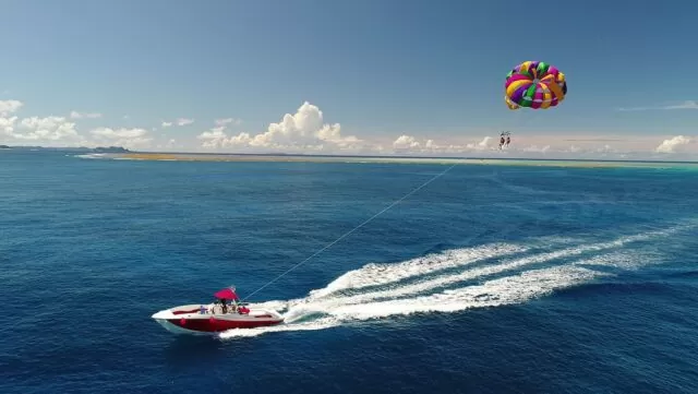 恩納村、パラセーリング