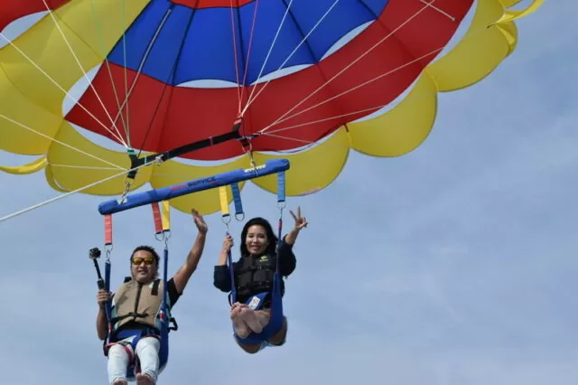 恩納村、パラセーリング