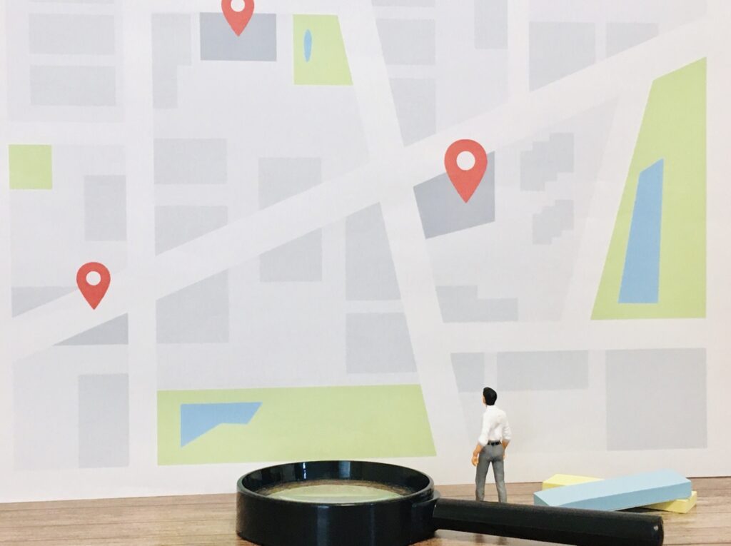 スポット　マップ　見上げる人