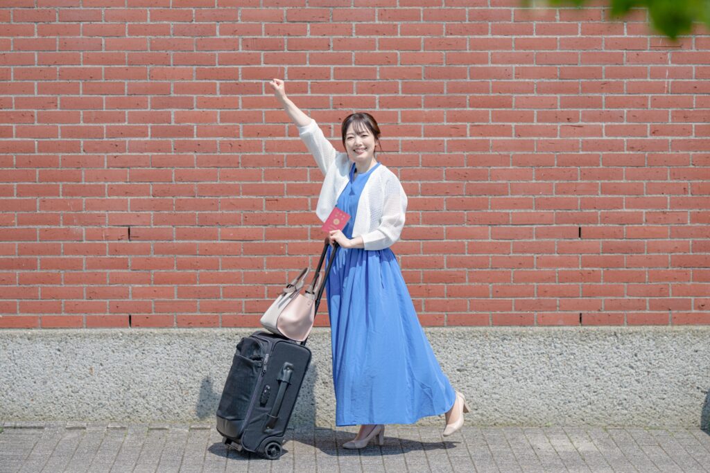 旅行　女性　ワンピース