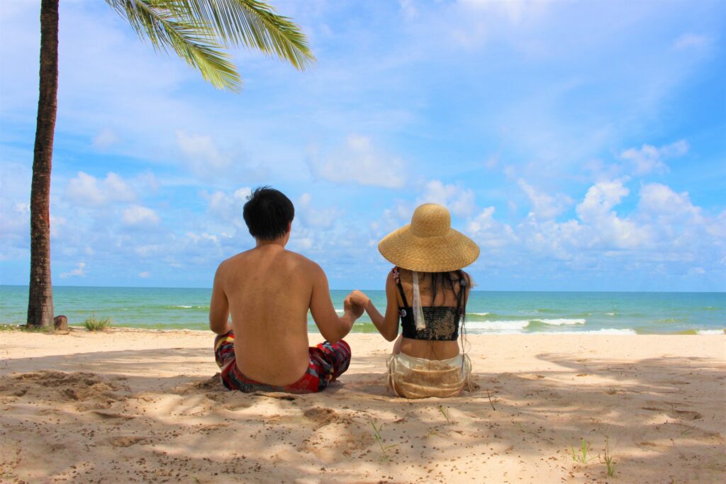 カップル　沖縄　ビーチ
