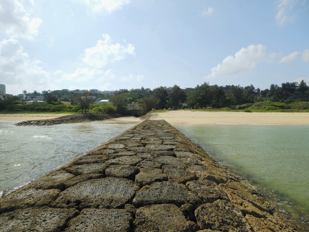 仲泊海岸　石畳の散策路