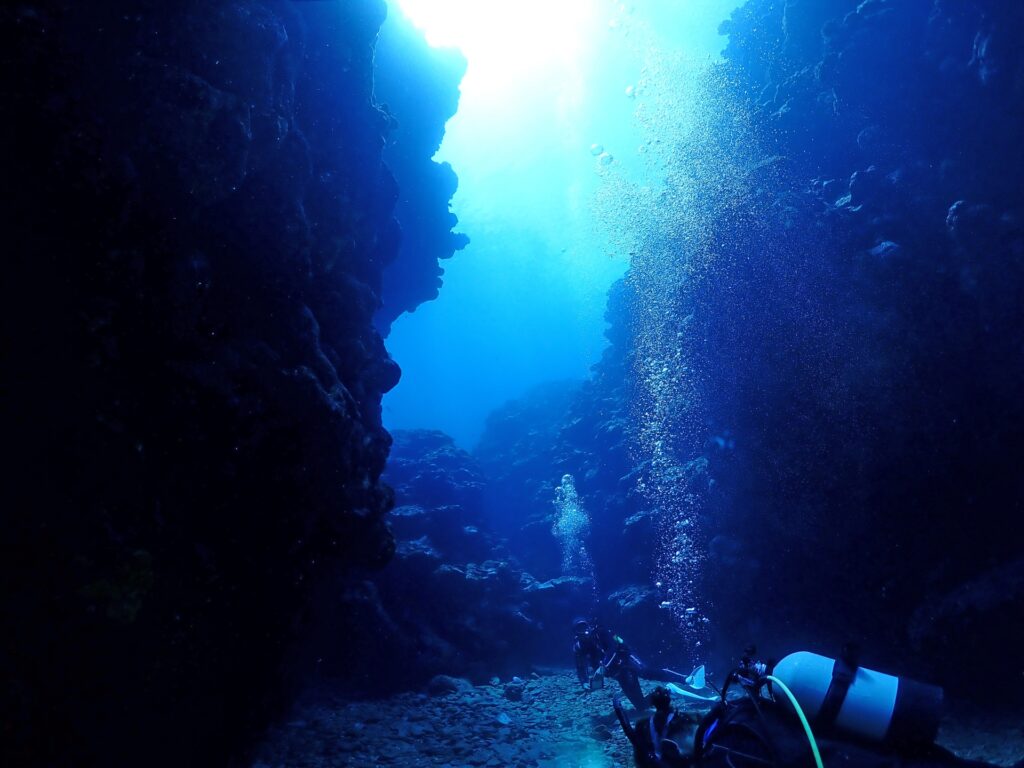 沖縄　恩納村　青の洞窟