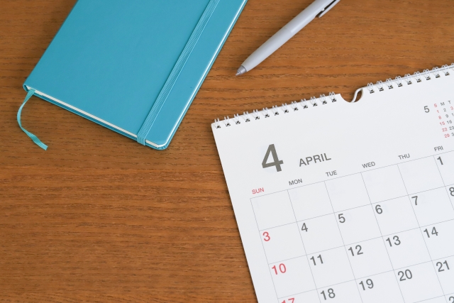 恩納村　4月　カレンダー