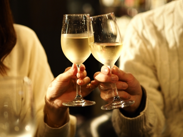 カップル　乾杯