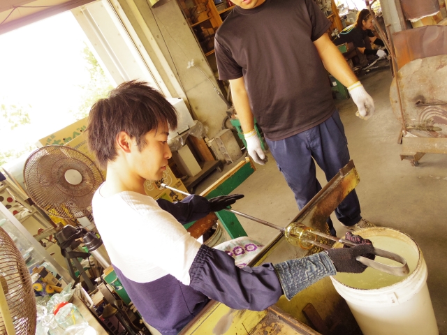 沖縄　恩納村　ガラス工芸体験　男性
