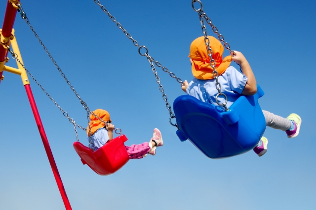 公園　ブランコ　子供