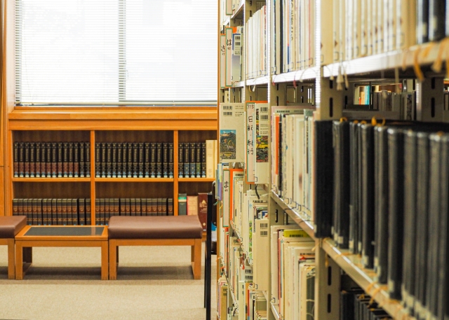 恩納村歴史・文化を学ぶ交流資料館の書架