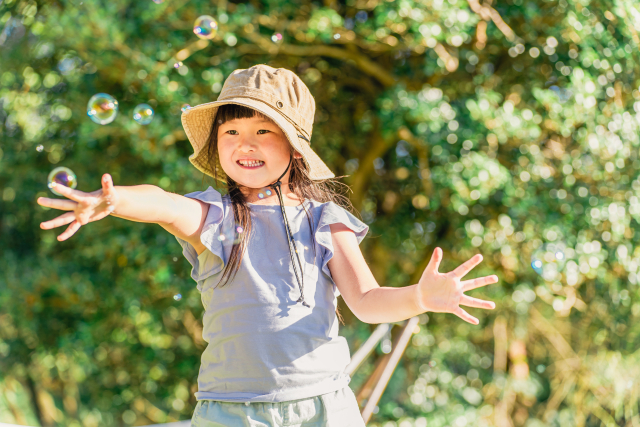 公園　子供　シャボン玉