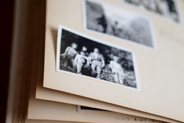 恩納村の歴史を感じさせる古い白黒写真のアルバム