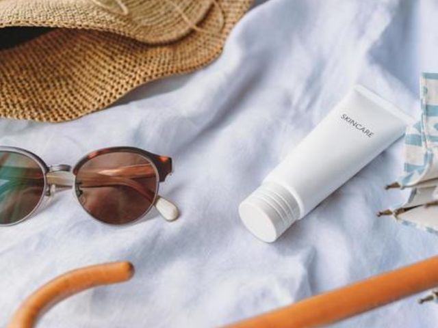 日焼け止め　サングラス　日傘