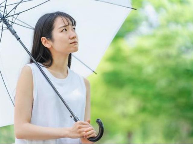 恩納村　梅雨　雨　傘