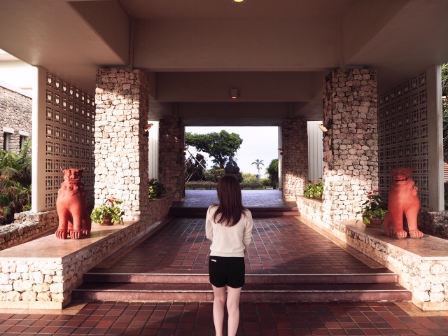 沖縄　恩納村　ホテル　エントランス