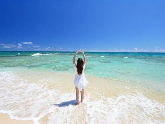 沖縄　恩納村　ビーチ　女性