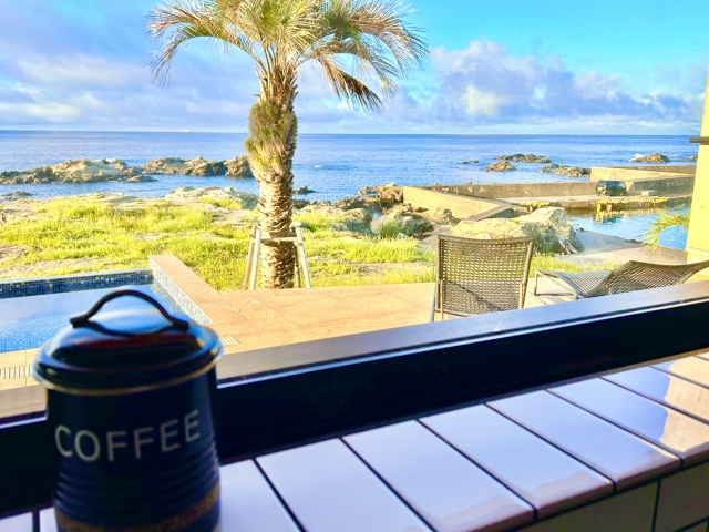 沖縄のオーシャンビューのカフェで過ごす朝