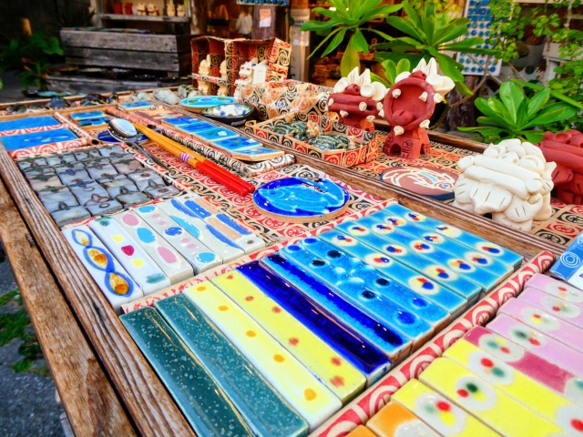 沖縄の通り　鮮やかな焼き物