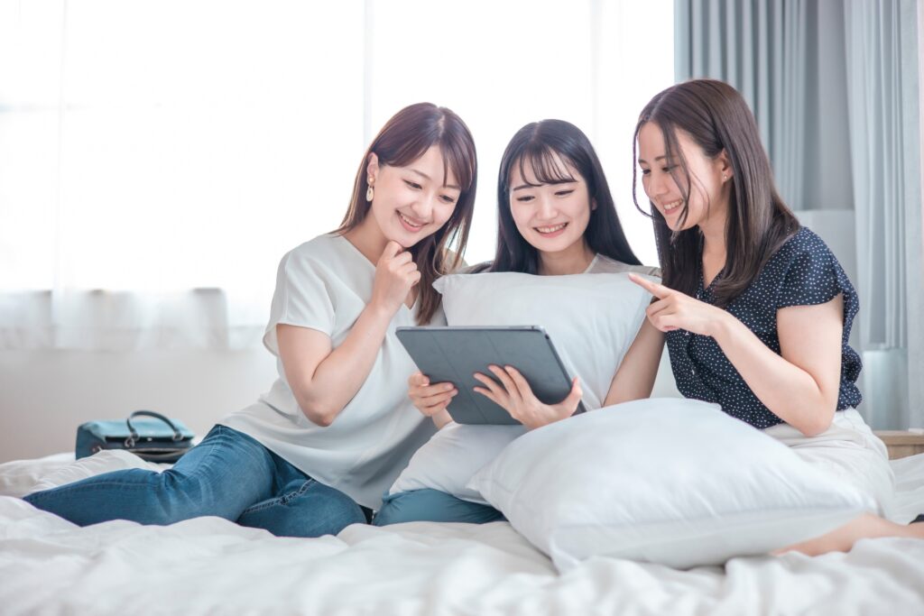 沖縄　恩納村　旅行プランを考える女性達