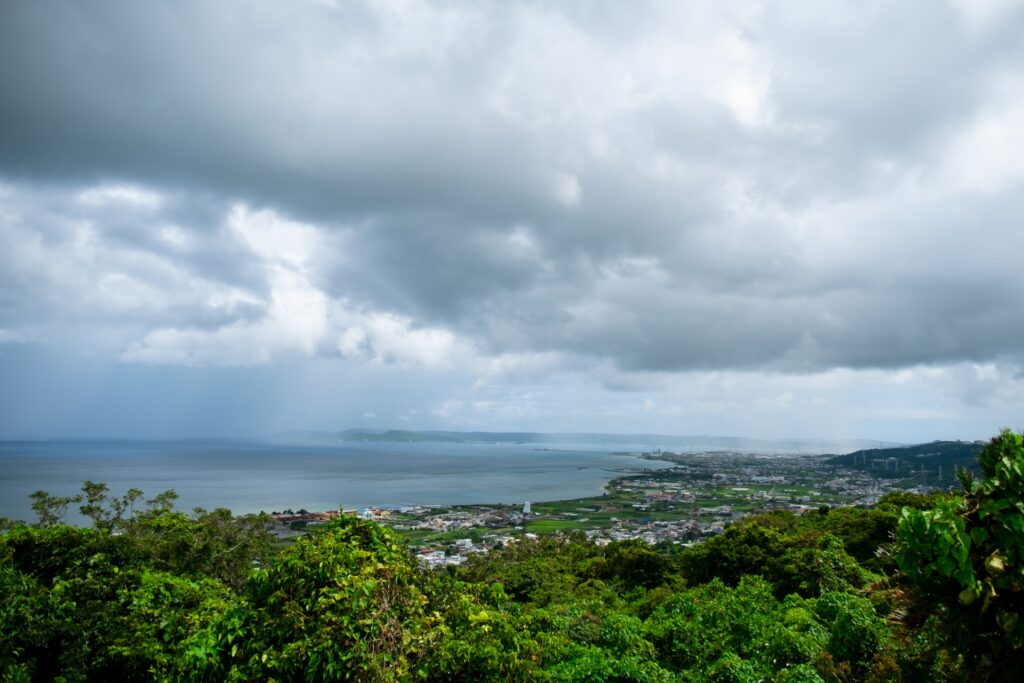 沖縄　恩納村　雨天の街並み