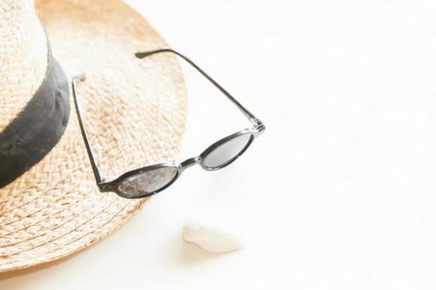 持ち物　サングラス　麦わら帽子