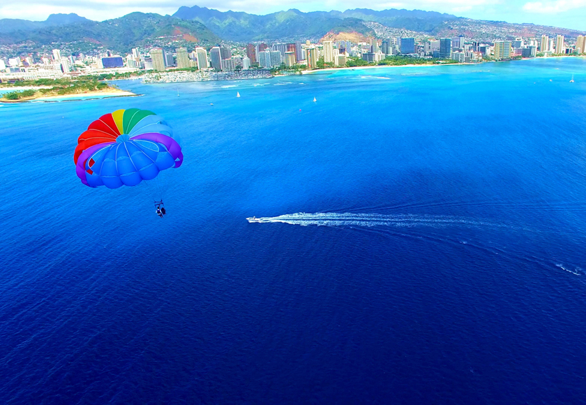 恩納村、パラセーリング