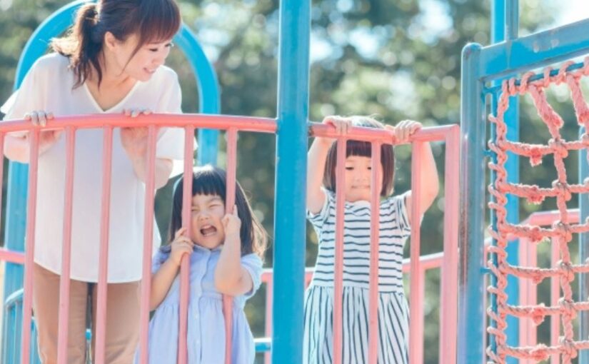 公園　遊具　子供　母親