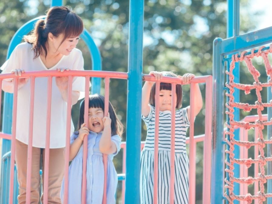 公園　遊具　子供　母親