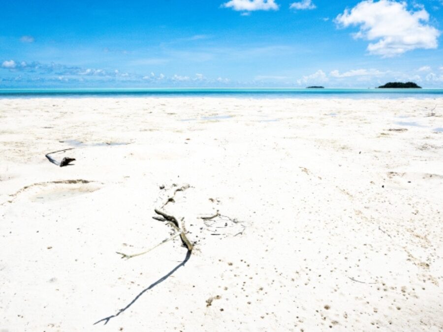 恩納村　ビーチ　白い砂浜　