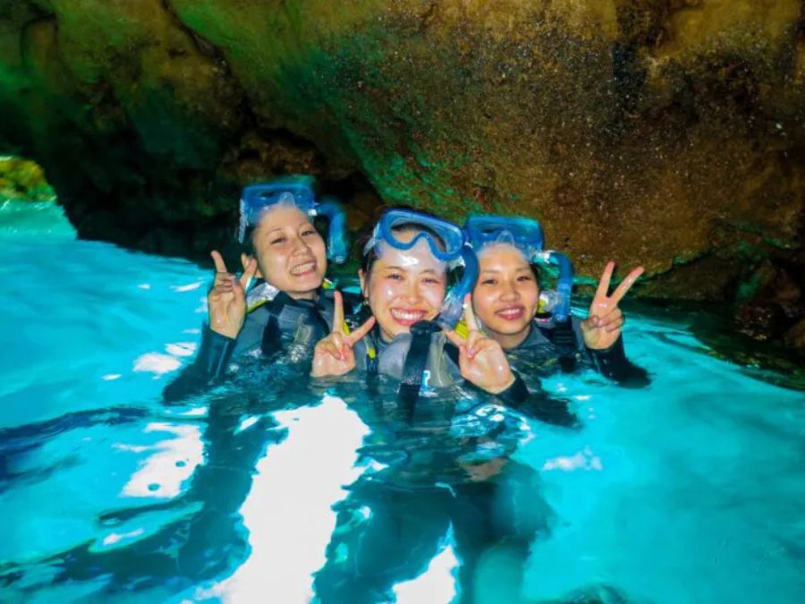 恩納村　青の洞窟 シュノーケリング