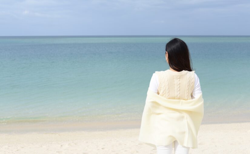 冬　ビーチ　女性