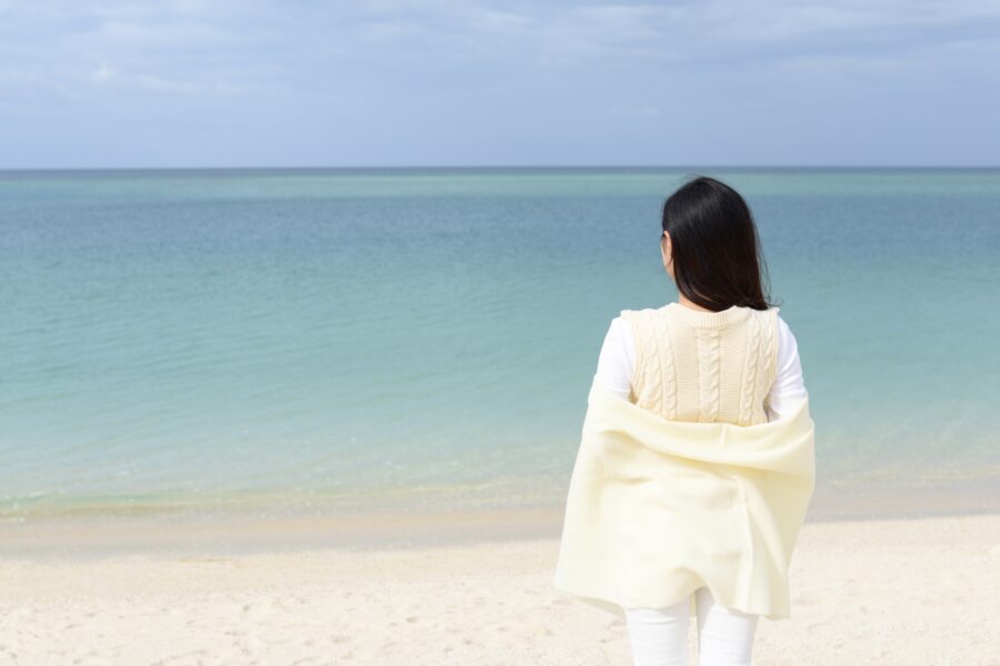 冬　ビーチ　女性