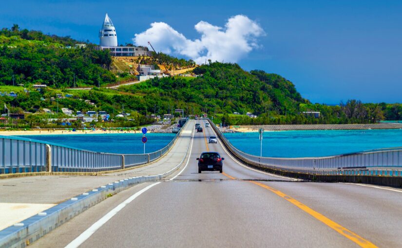 古宇利島の古宇利大橋と古宇利オーシャンタワー